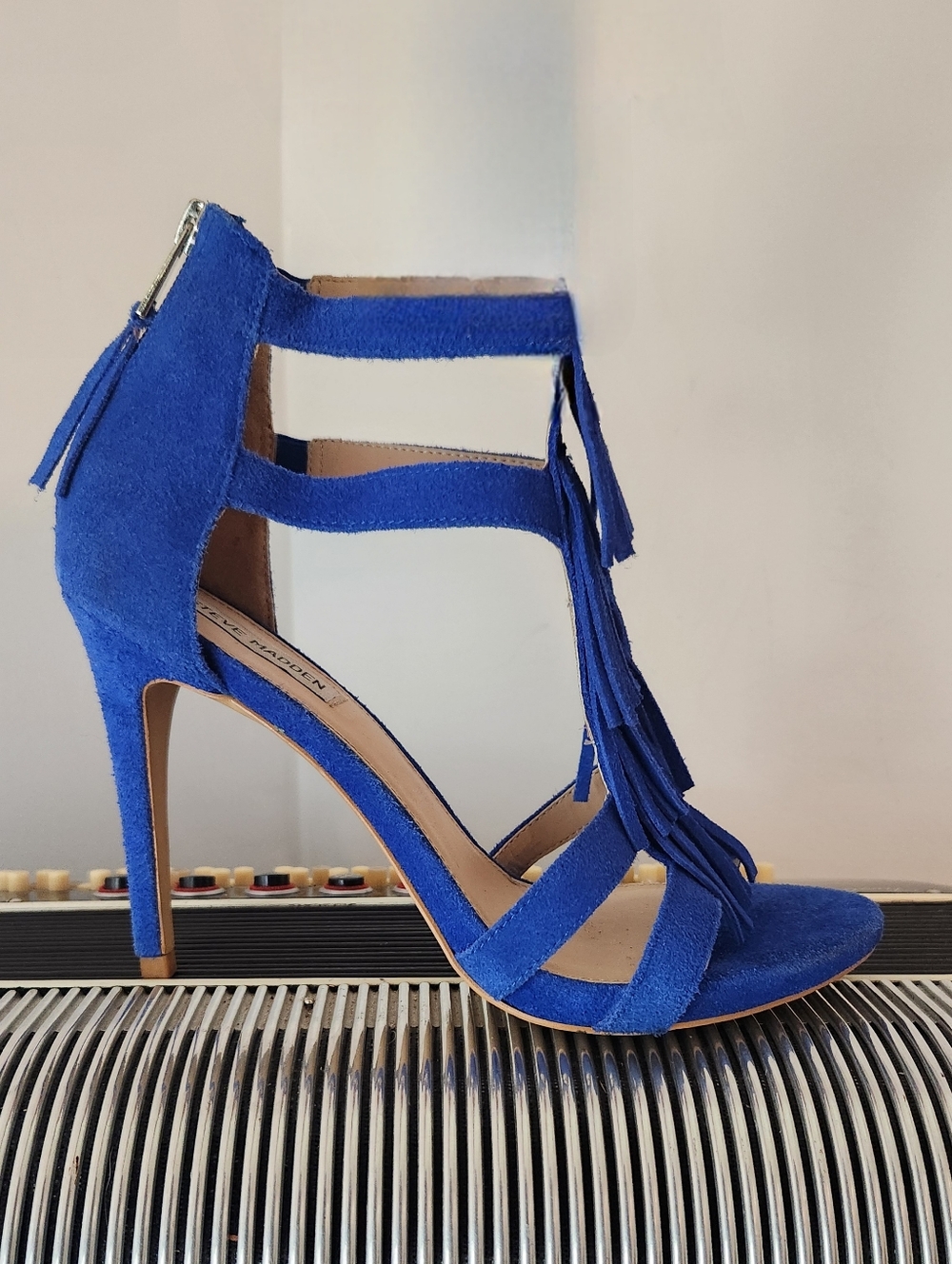ALMOST NEW STEVE MADDEN ROYAL BLUE FRINGED SUEDE BACK ZIP STILLETO HEELS SIZE 10